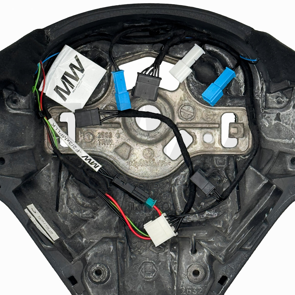 Faisceau de câblage de volant de seconde monte MuenchnerWerke MW compatible avec les volants BMW M Performance avec Race-Display, avec ou sans palettes de changement de vitesse, références 32302230186 et 32302230187.